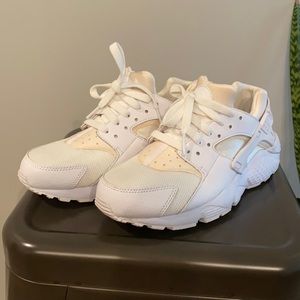 Like new Nike Huarache’s! White!